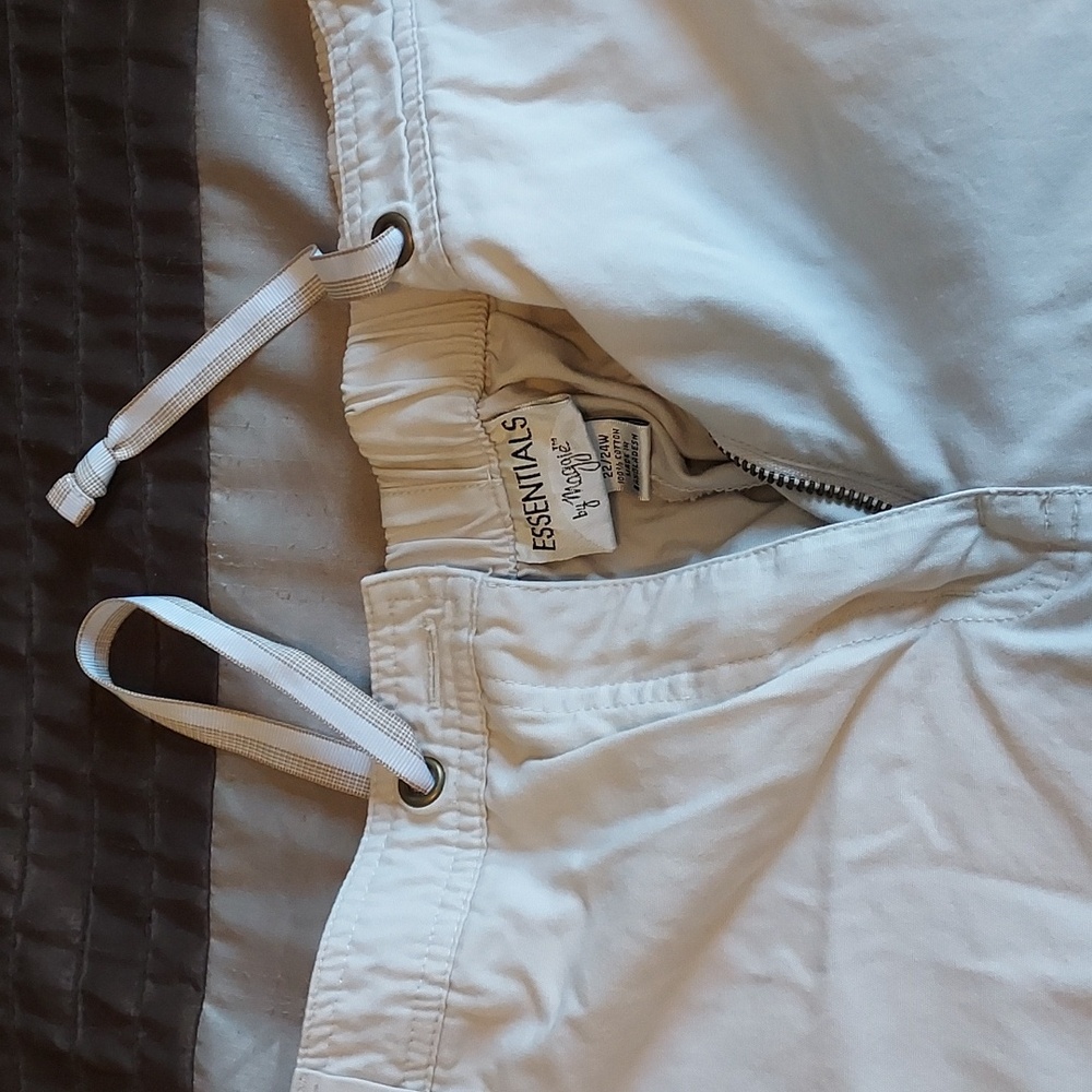 Essentials Cream Capri's - Picture 2 of 5